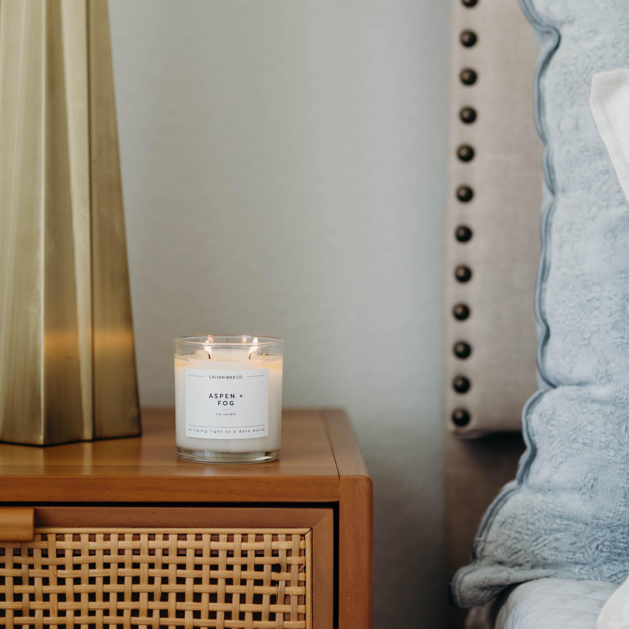 Calyan Wax Co. Aspen y Niebla: encendido prolongado para crear ambiente relajante en sala.