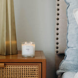 Calyan Wax Co. Aspen y Niebla: encendido prolongado para crear ambiente relajante en sala.