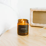 Etiqueta vegana de la vela Calyan Wax Co. destacando su origen consciente.