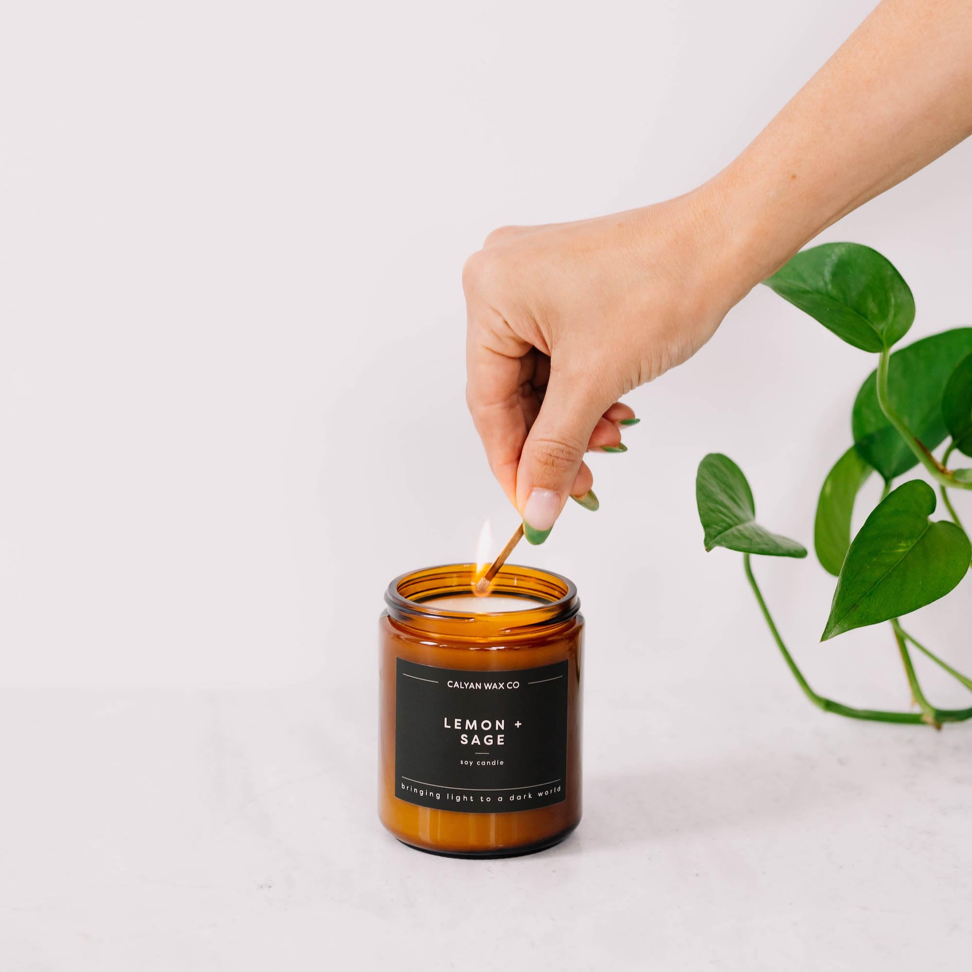 Encendido suave de la vela Calyan Wax Co. para aromatizar sin riesgo.