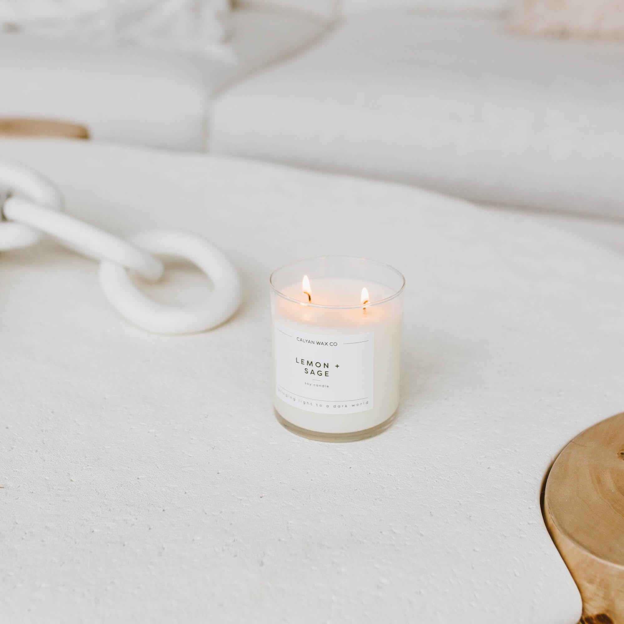 Ambiente de sala mejorado por aroma suave Calyan Limón y Salvia.