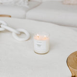 Ambiente de sala mejorado por aroma suave Calyan Limón y Salvia.
