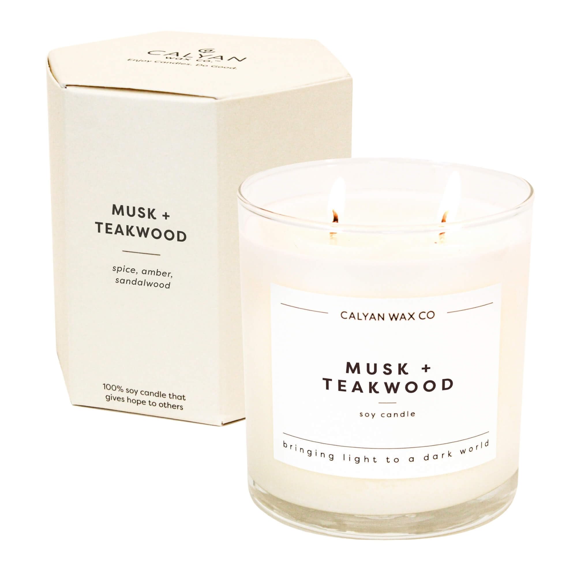 Calyan Wax Co. Musk-Teakwood 2 mechas vela en tarro crea ambiente cálido en la sala.