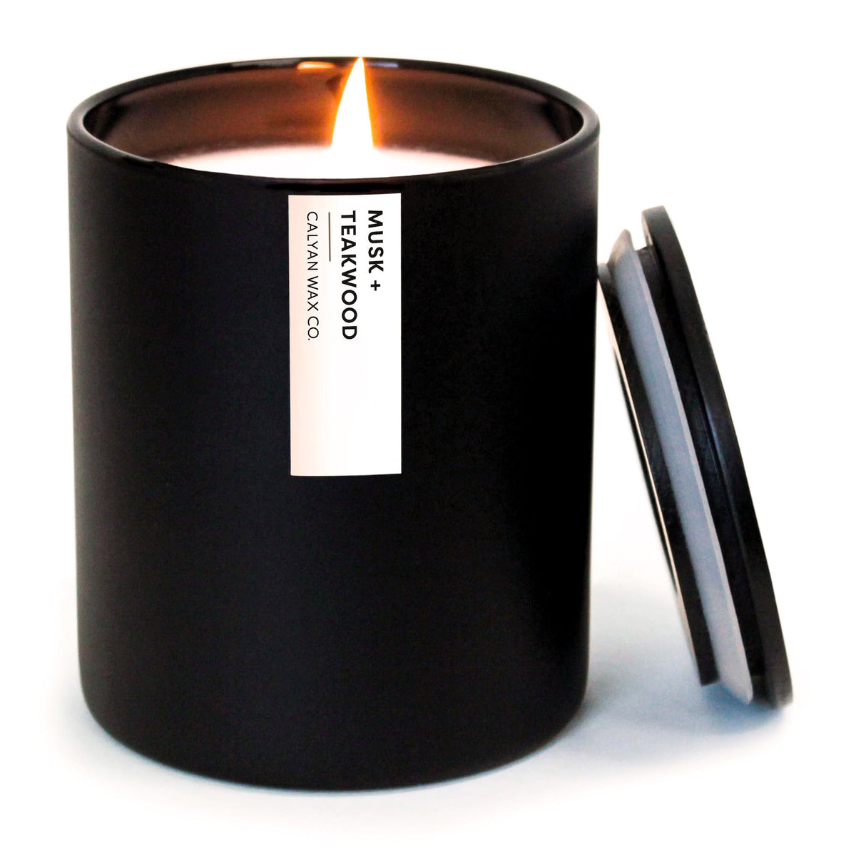 Calyan Wax Co. Musk & Teakwood vela en tarro negro mate primer plano