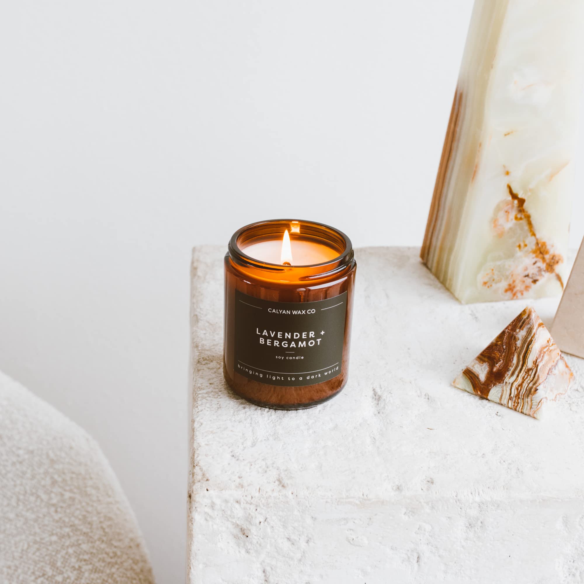 Detalle de ritual aromático con vela de lavanda de Calyan Wax Co.