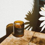 Vela Calyan Wax Co. en mesa central, perfecta para ambientar momentos cotidianos.