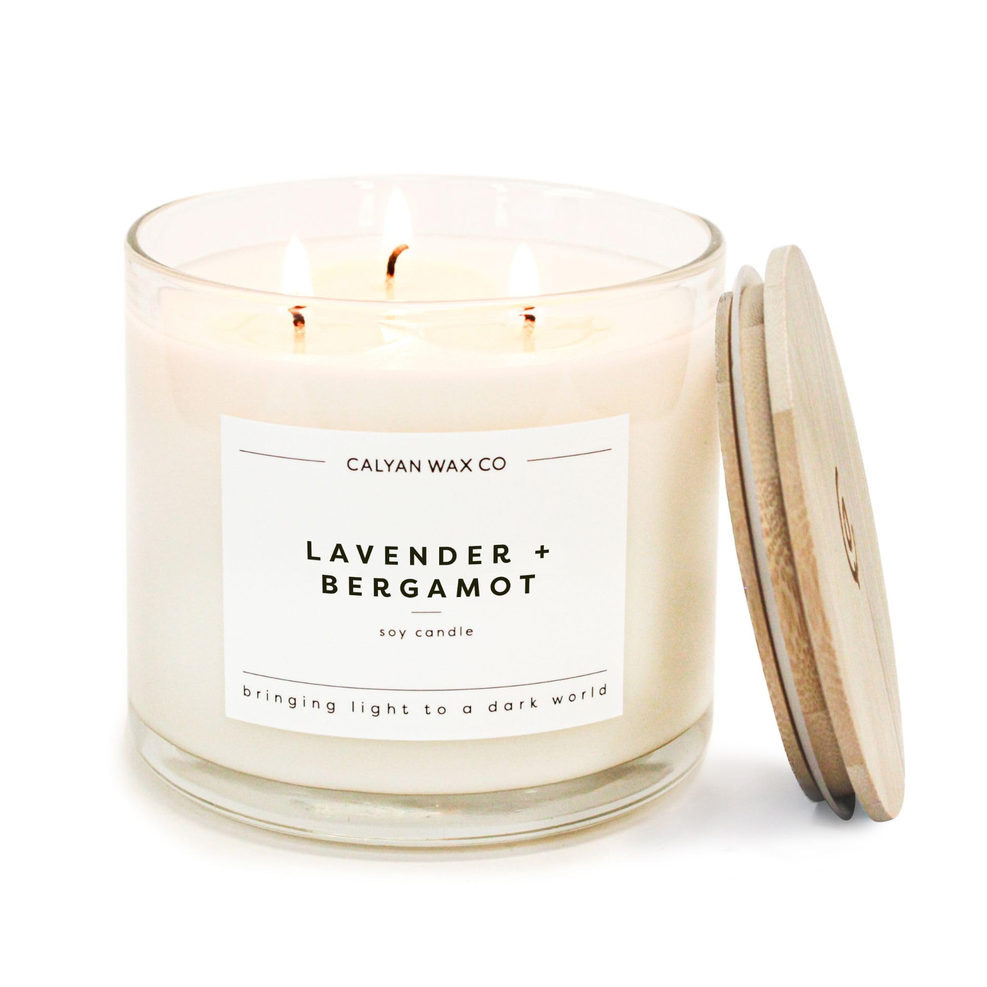 Vela Calyan Lavanda Bergamota tres mechas, ideal para ambientar espacios.