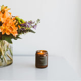 Calyan Wax Co. vela limón-salvia con aceites esenciales para aroma natural.