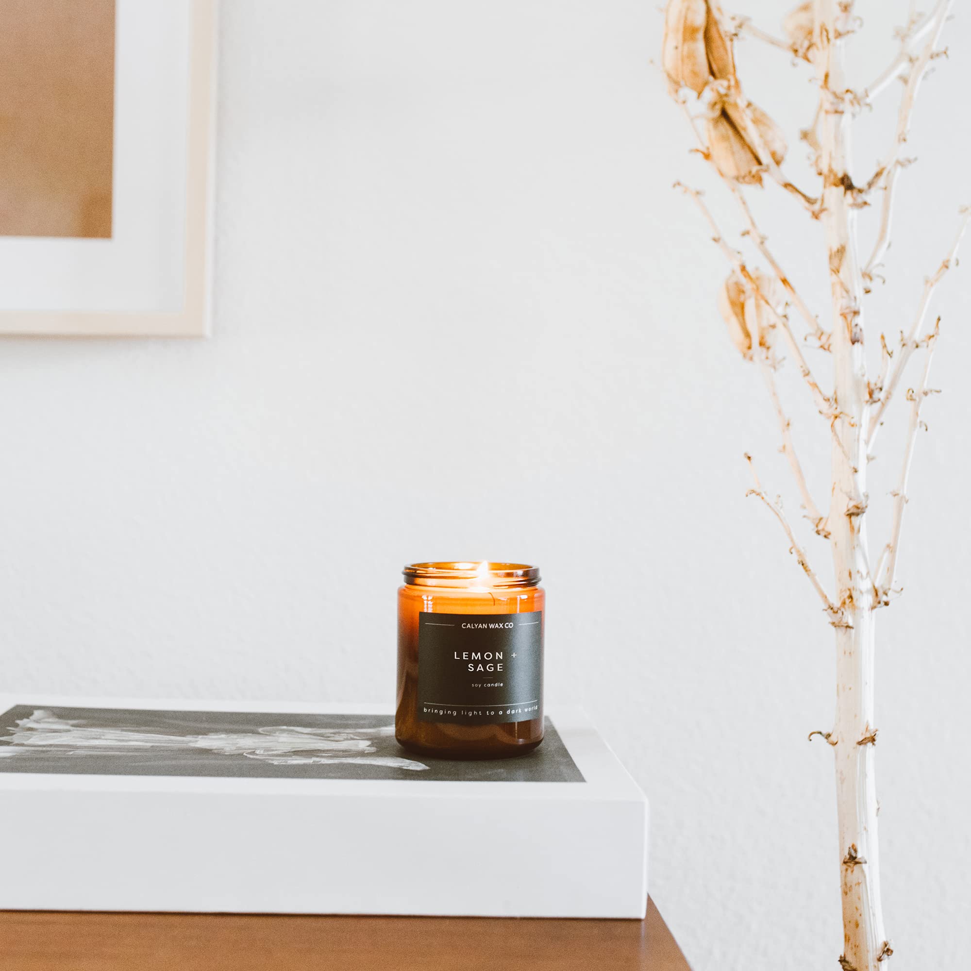 Calyan Wax Co. vela limón-salvia con etiqueta libre de crueldad.