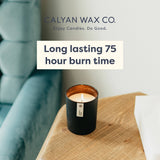 Calyan Wax Co. vela Redwood-Vanilla con acabado mate realza la decoración minimalista.