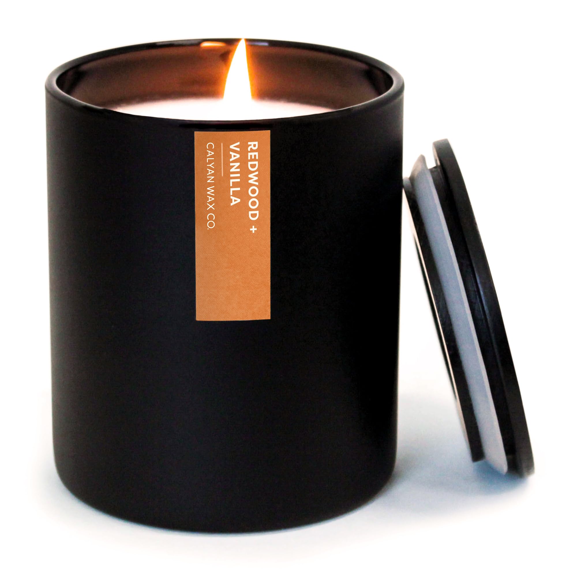 Calyan Wax Co. vela Redwood-Vanilla en vaso negro para crear ambiente acogedor.