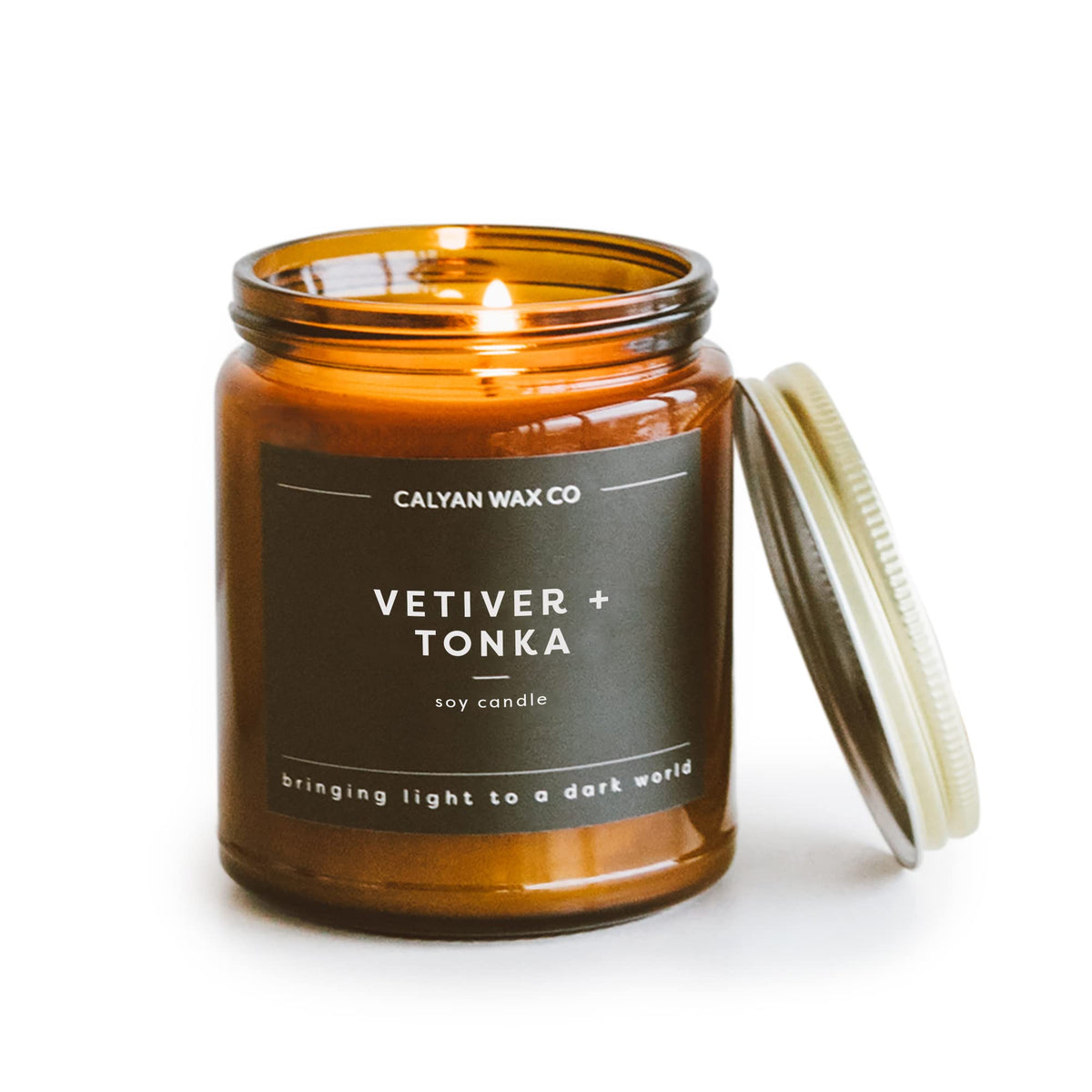 Calyan Wax Co. Vetiver y Tonka, primer plano del frasco ámbar, ideal para ambientar salas.