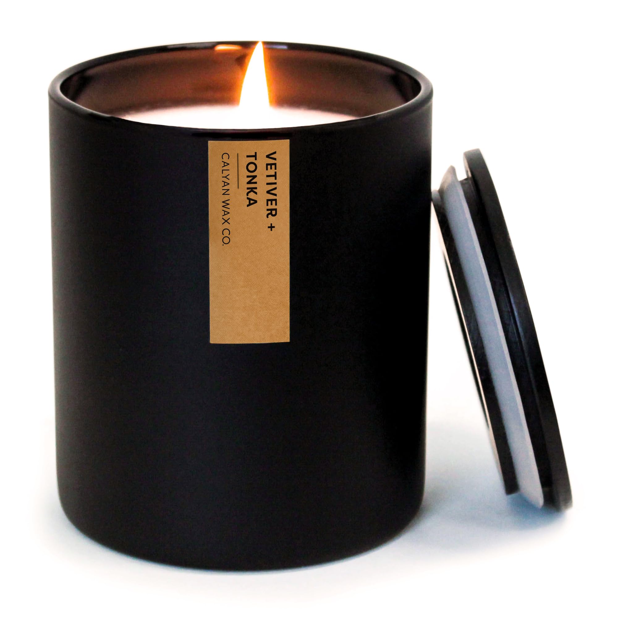 Calyan Wax Co. vela Vetiver y Tonka en frasco negro, ideal para ambiente relajante.