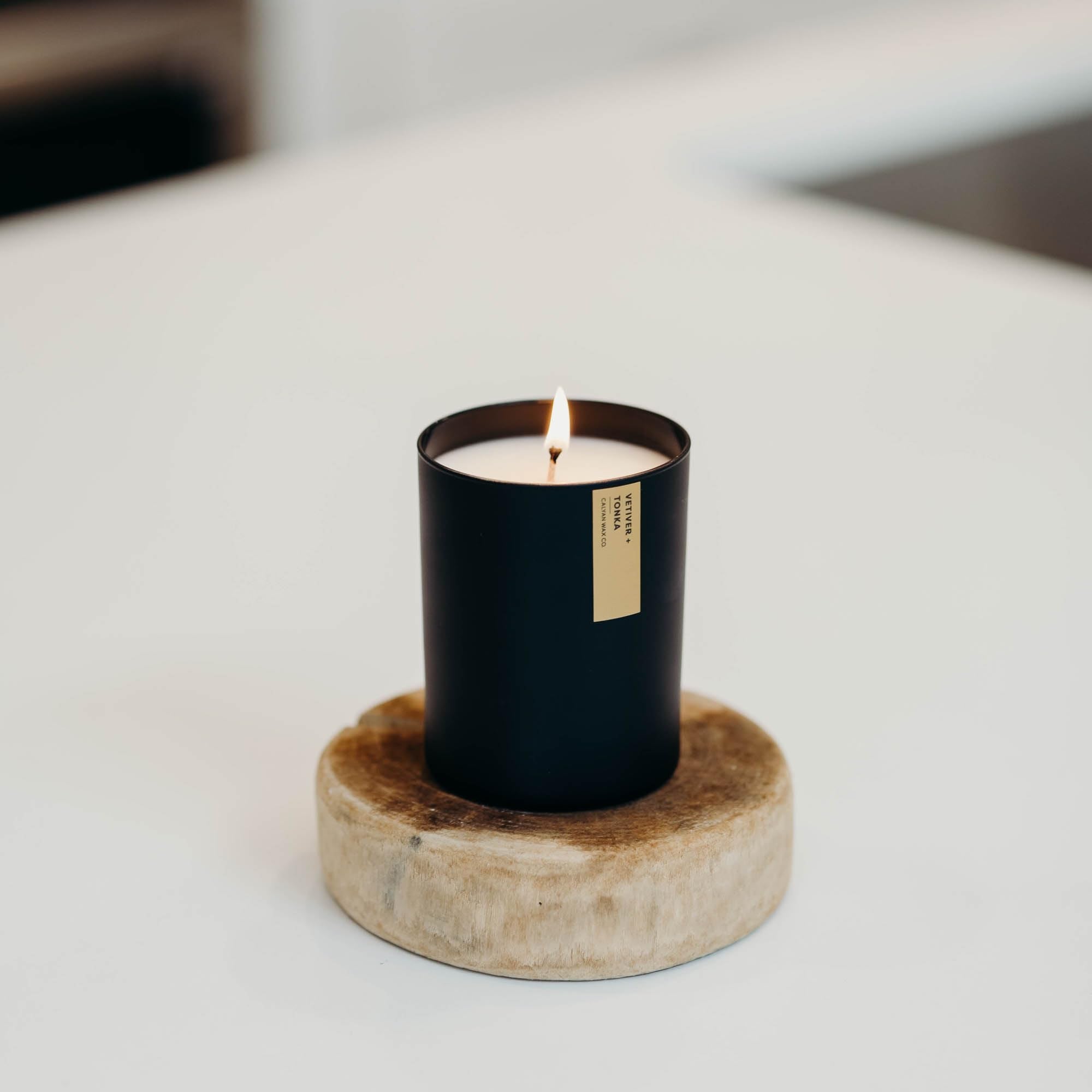 Calyan Wax Co. vela Vetiver y Tonka, hogar moderno, duración constante.