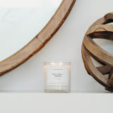 Vela Vetiver Tonka de Calyan Wax Co. creando ambiente agradable en el hogar.