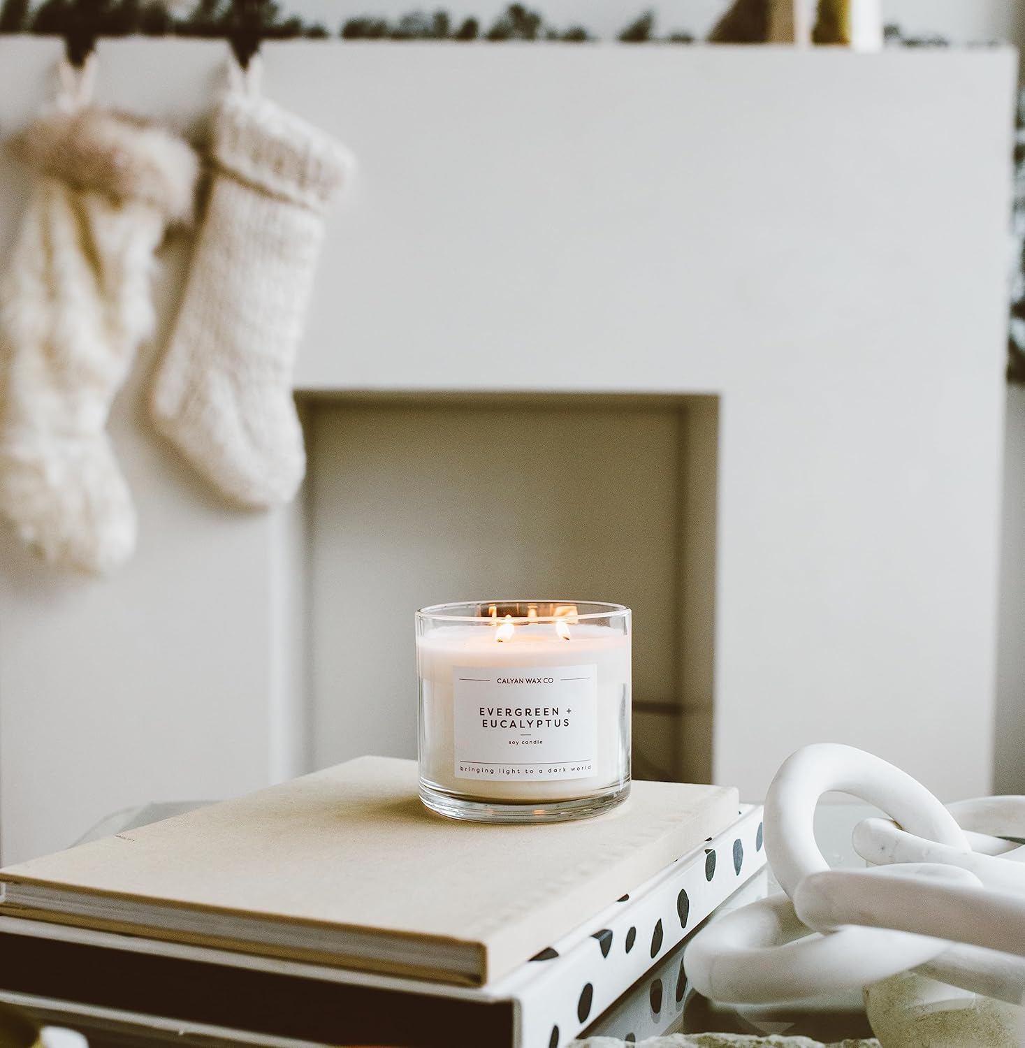 Calyan Wax Co. Evergreen y Eucalipto: diseño sutil que complementa cualquier estilo de sala.