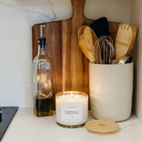 Calyan Wax Co. Evergreen y Eucalipto: envase de vidrio grande, diseño sobrio y elegante.