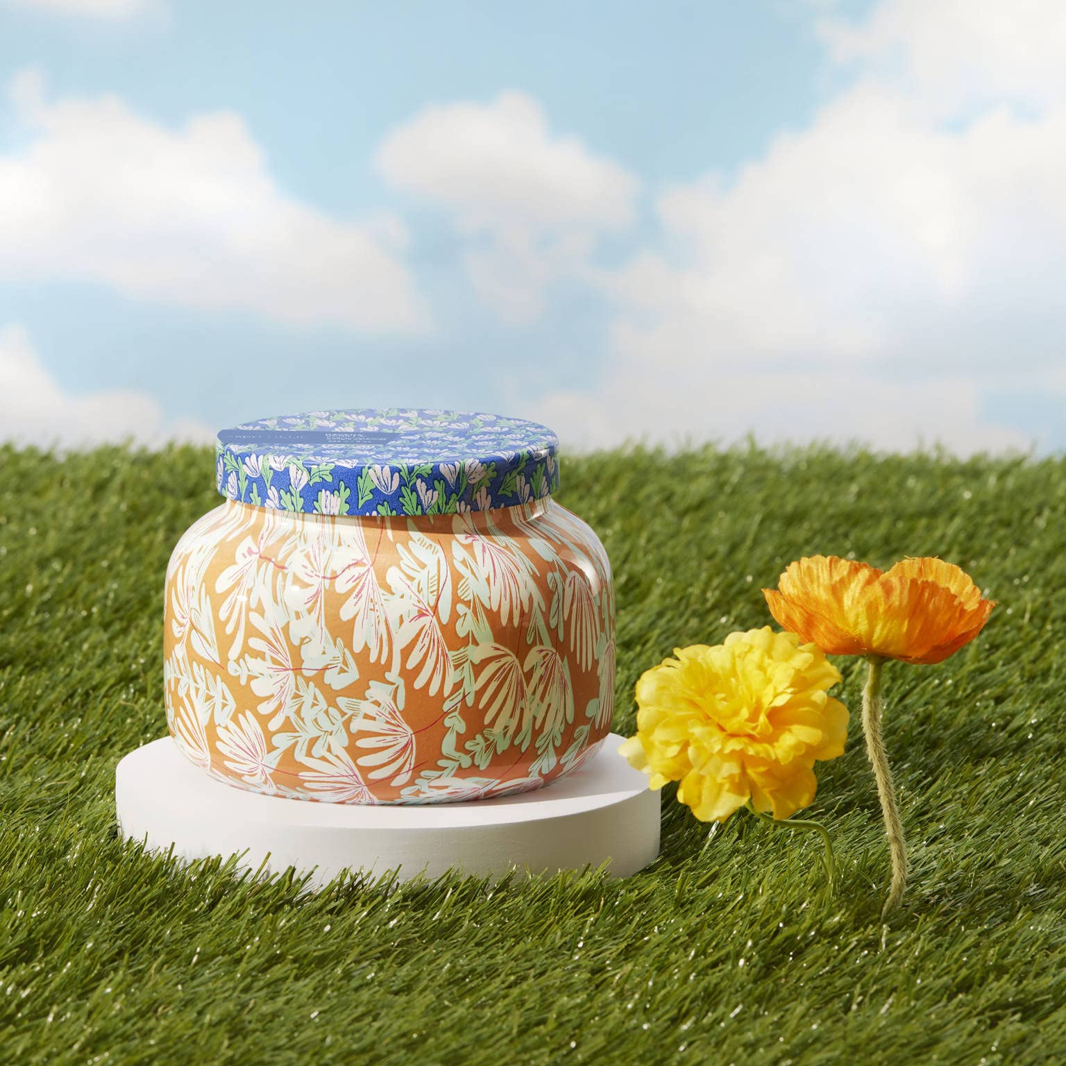 Vela Capri Blue Havana Vanilla en tarro de vidrio, crea un ambiente cálido y acogedor.