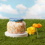 Vela Capri Blue Havana Vanilla en tarro de vidrio, crea un ambiente cálido y acogedor.