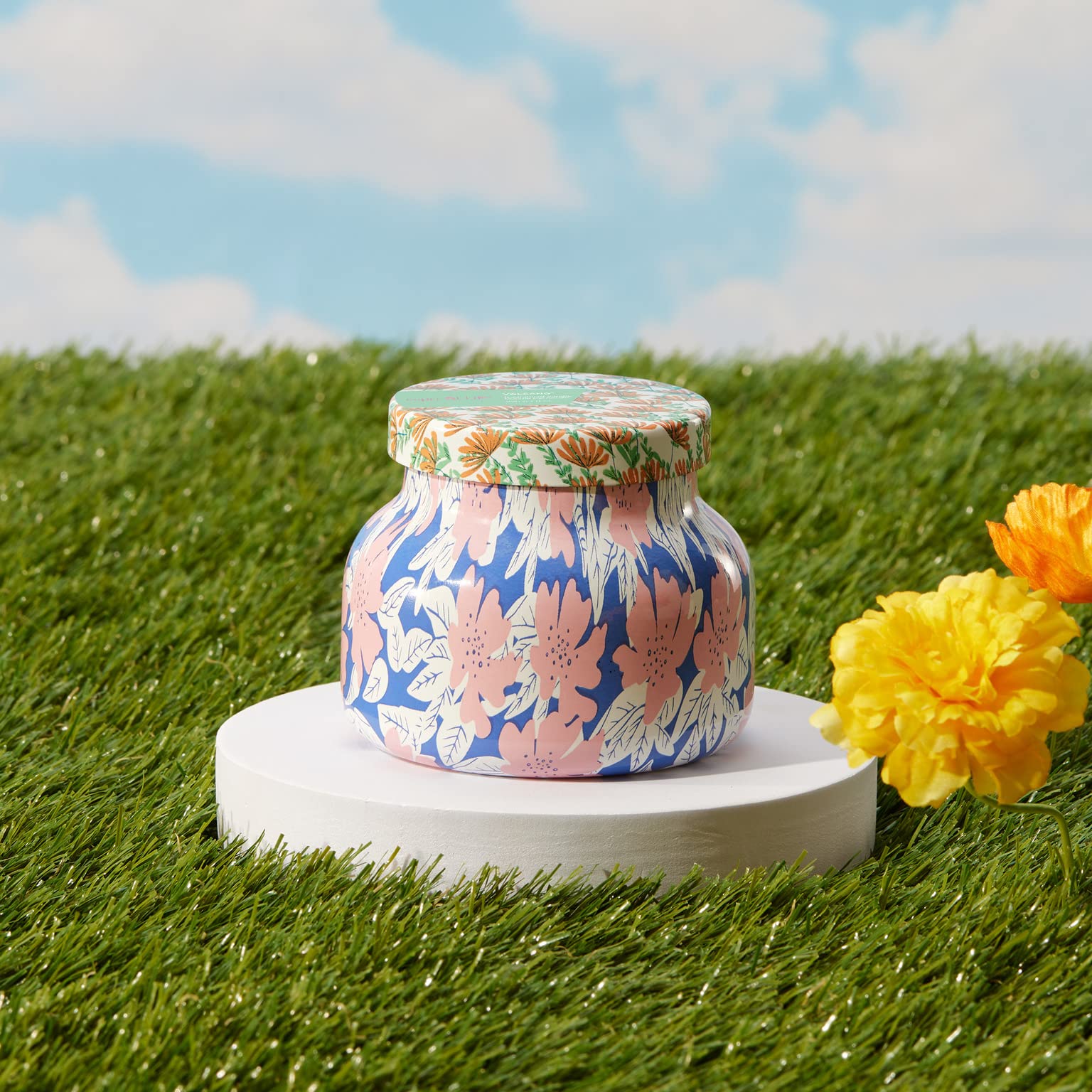 Capri Blue Pattern Play Florales en vaso de 8 oz, añade estilo floral a la sala.