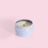 Ambientación instantánea con la vela mini Capri Blue Volcano Lavanda.