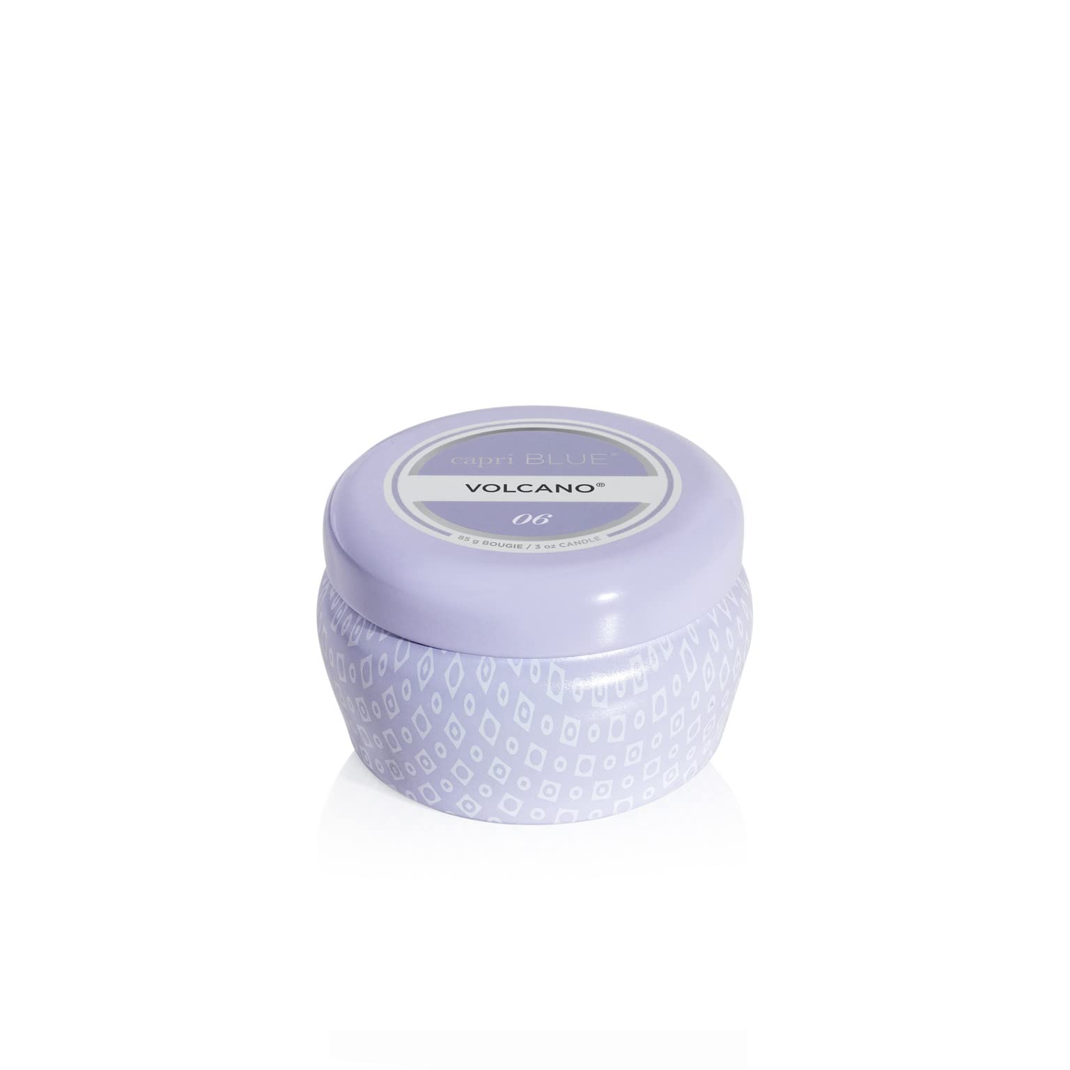 Vela Capri Blue Volcano en lata mini lavanda de 3 oz para ambientar espacios.