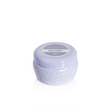Vela Capri Blue Volcano en lata mini lavanda de 3 oz para ambientar espacios.
