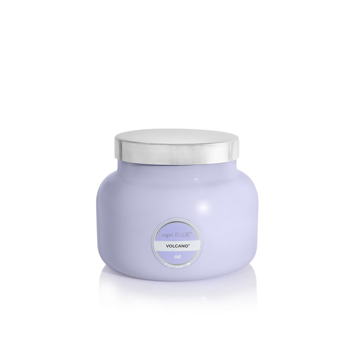 Capri Blue Volcano en tarro lavanda de 19 oz, ambientación elegante para salas.