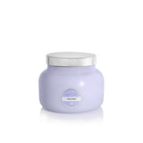 Capri Blue Volcano en tarro lavanda de 19 oz, ambientación elegante para salas.