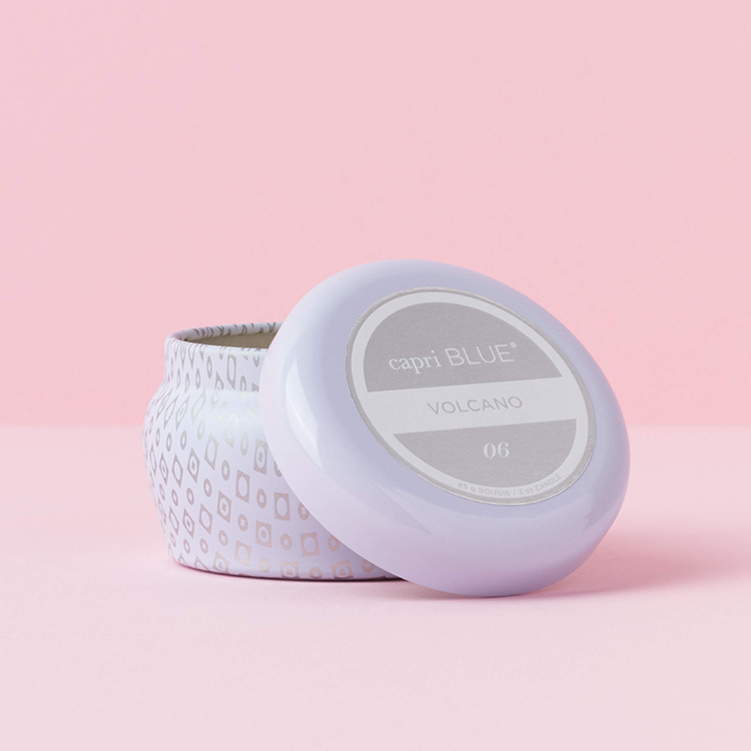 Capri Blue Volcano White Mini Tin Candle, vela encendida, crea ambiente cálido y perfumado