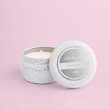 Capri Blue Volcano White Mini Tin Candle, etiqueta decorativa, detalle elegante en la habitación