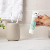 CariFree Gel 1100 Menta: textura suave que forma espuma cremosa al cepillar.
