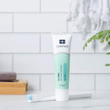 CariFree Gel 1100 Menta: persona cepillándose para higiene diaria.