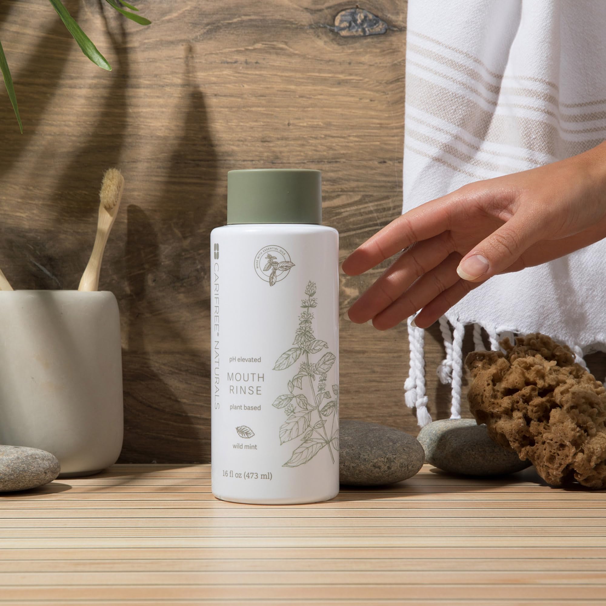 CariFree Naturals Frasco traslúcido que resalta aceites esenciales.