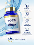 Tabletas de Carlyle Biotin 5000mcg en mano para consumo diario