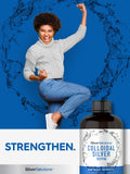 Mano sosteniendo la botella, lista para usar Carlyle Colloidal Silver.