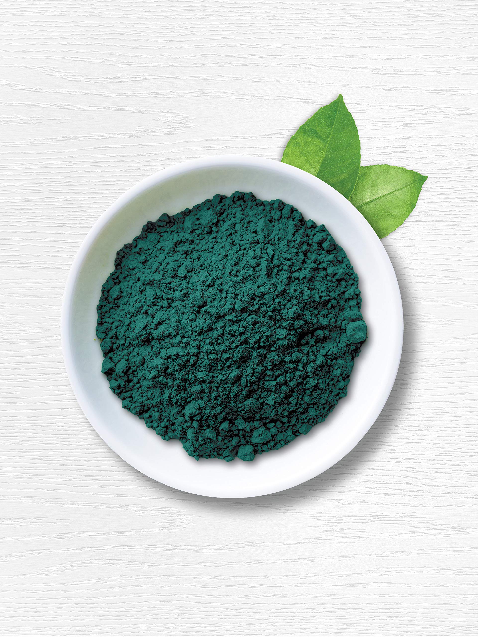 Primer plano del polvo azul-verde Carlyle para bienestar diario