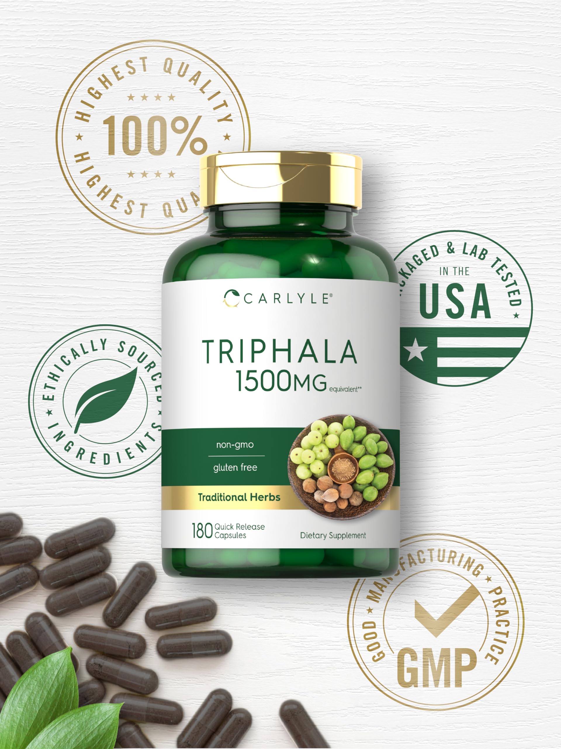 Mano sosteniendo una botella de Carlyle Triphala para uso diario.