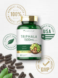 Mano sosteniendo una botella de Carlyle Triphala para uso diario.