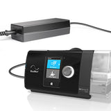 Casimy adaptador 90W 24V, entrada visible y diseño práctico para viaje.