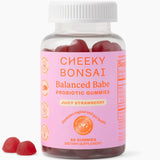 Cheeky Bonsai gomitas sabor fresa, frente del frasco, promueven equilibrio diario y salud femenina.
