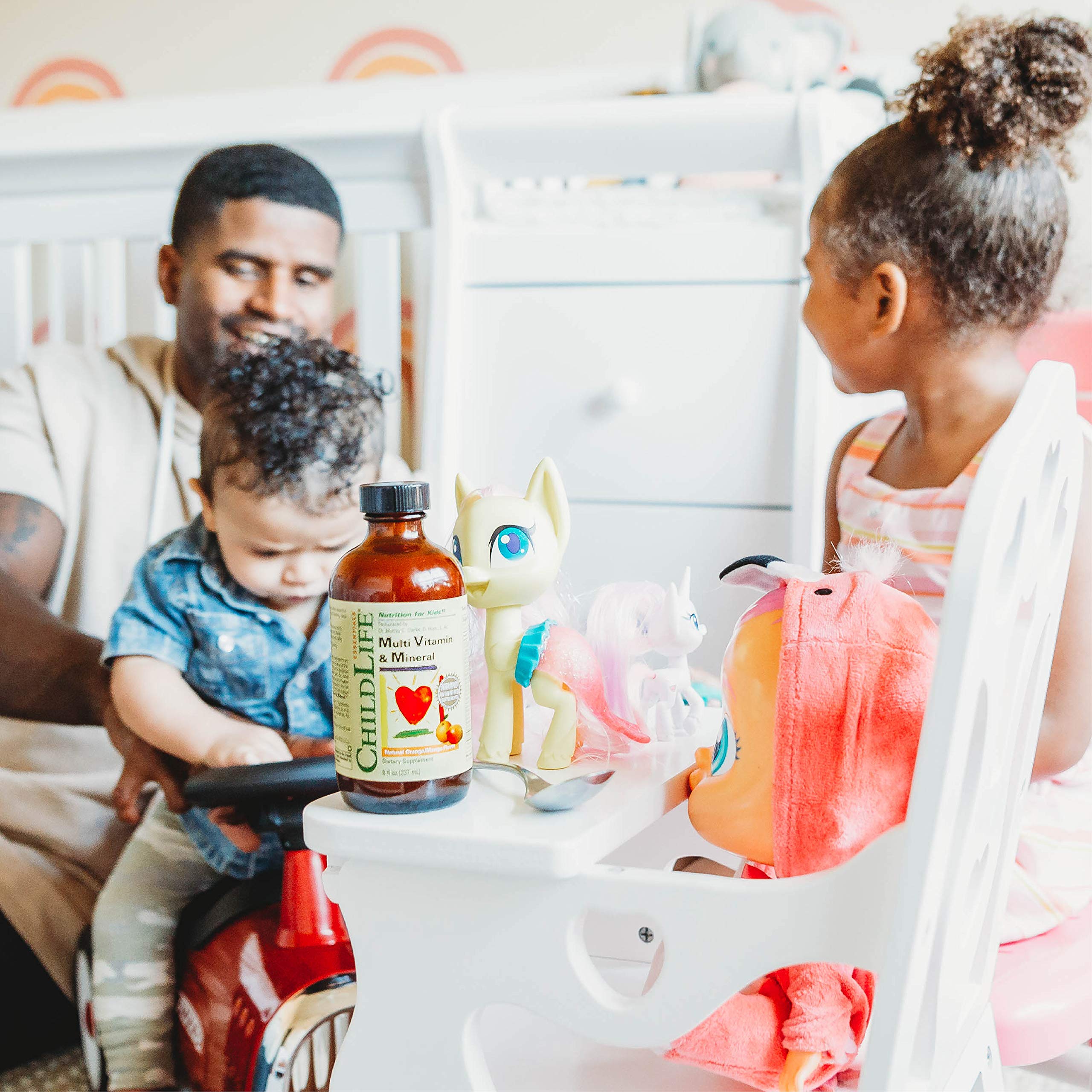CHILDLIFE ESSENTIALS multivitamínico líquido, sabor natural de naranja y mango para niños.
