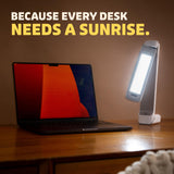 Circadian Optics Lumos 2.0 diseño audaz para escritorio moderno.