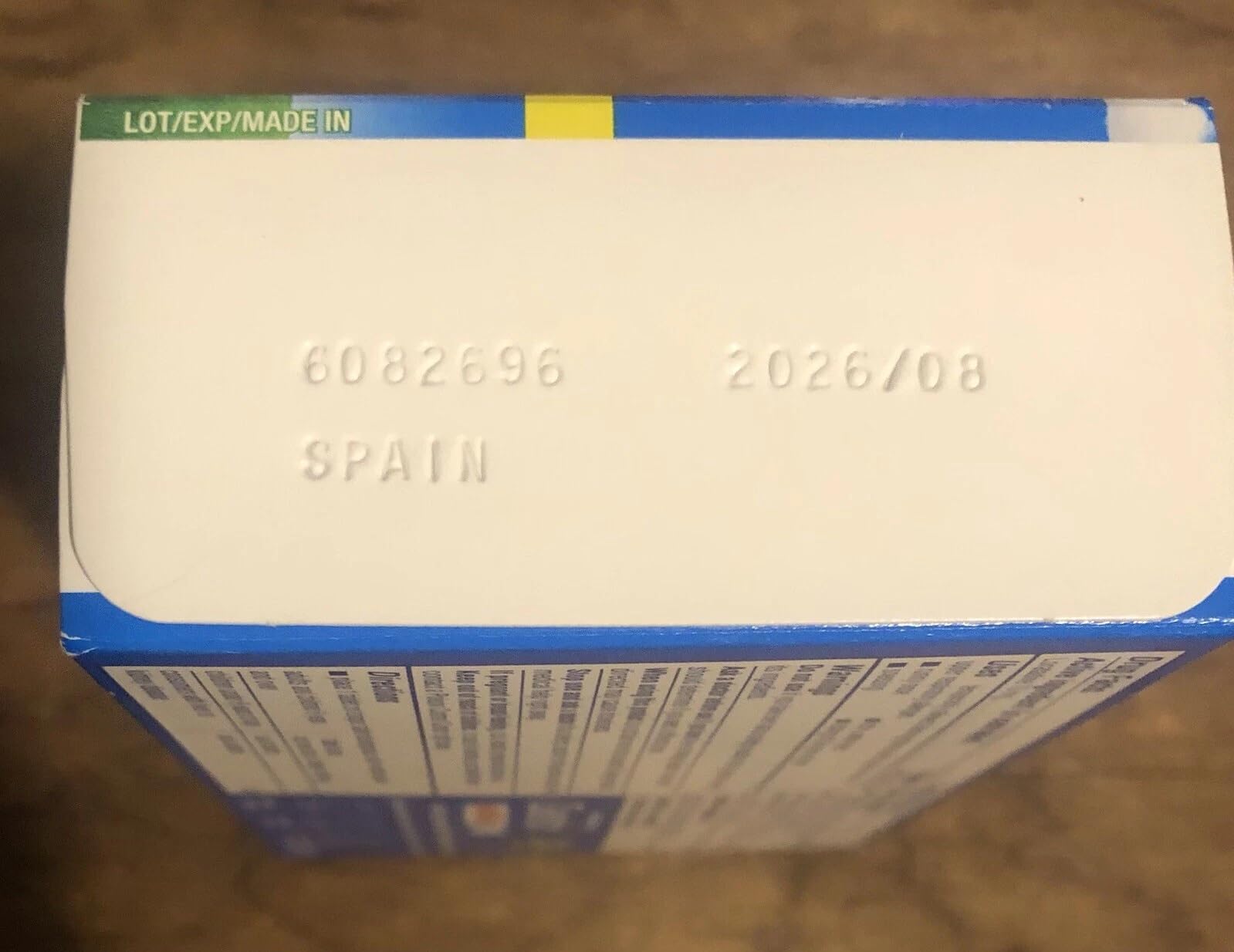 Claritin RediTabs mano sosteniendo tablets para tomar en cualquier lugar.