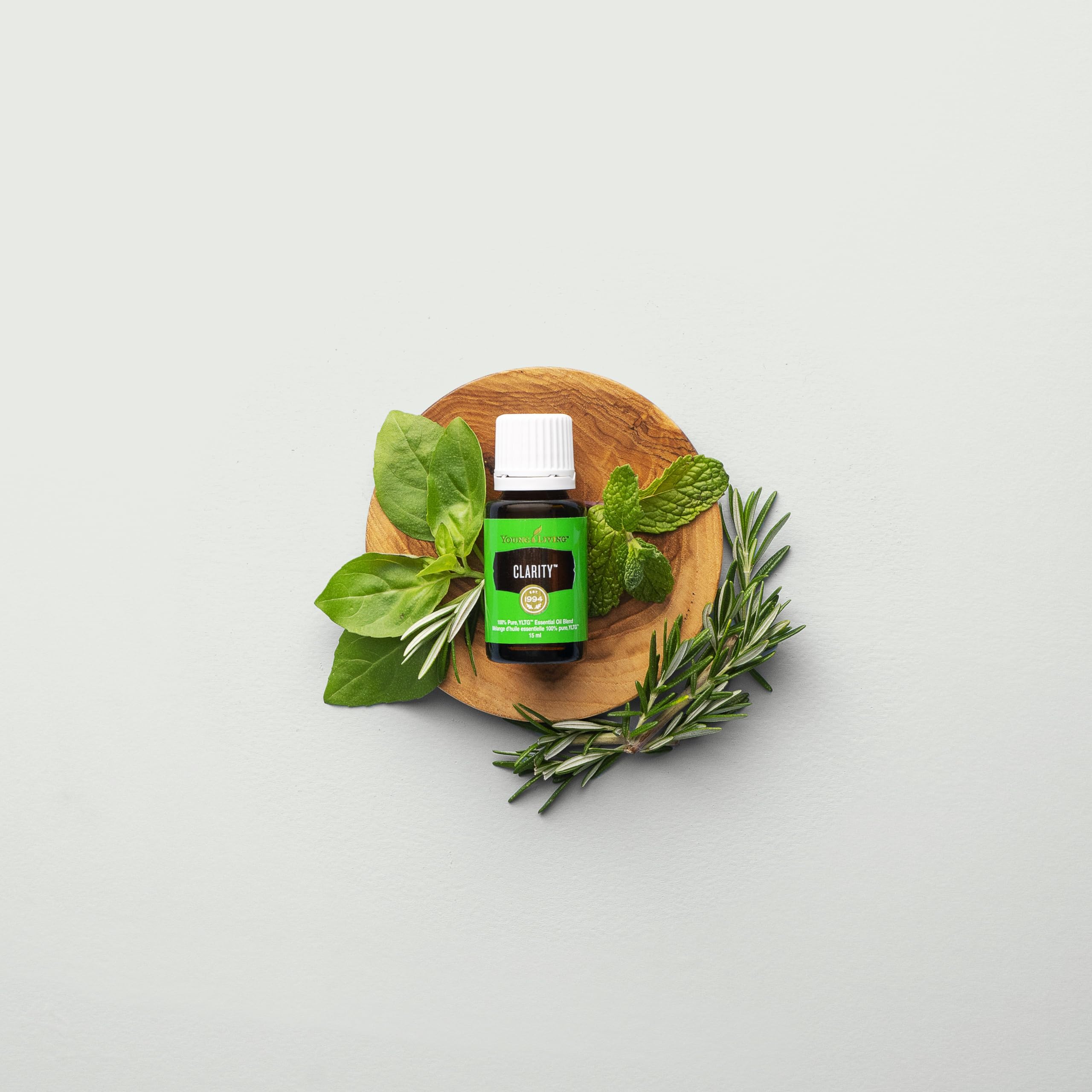 Young Living Clarity modelo con ingredientes de calidad y aromas herbales