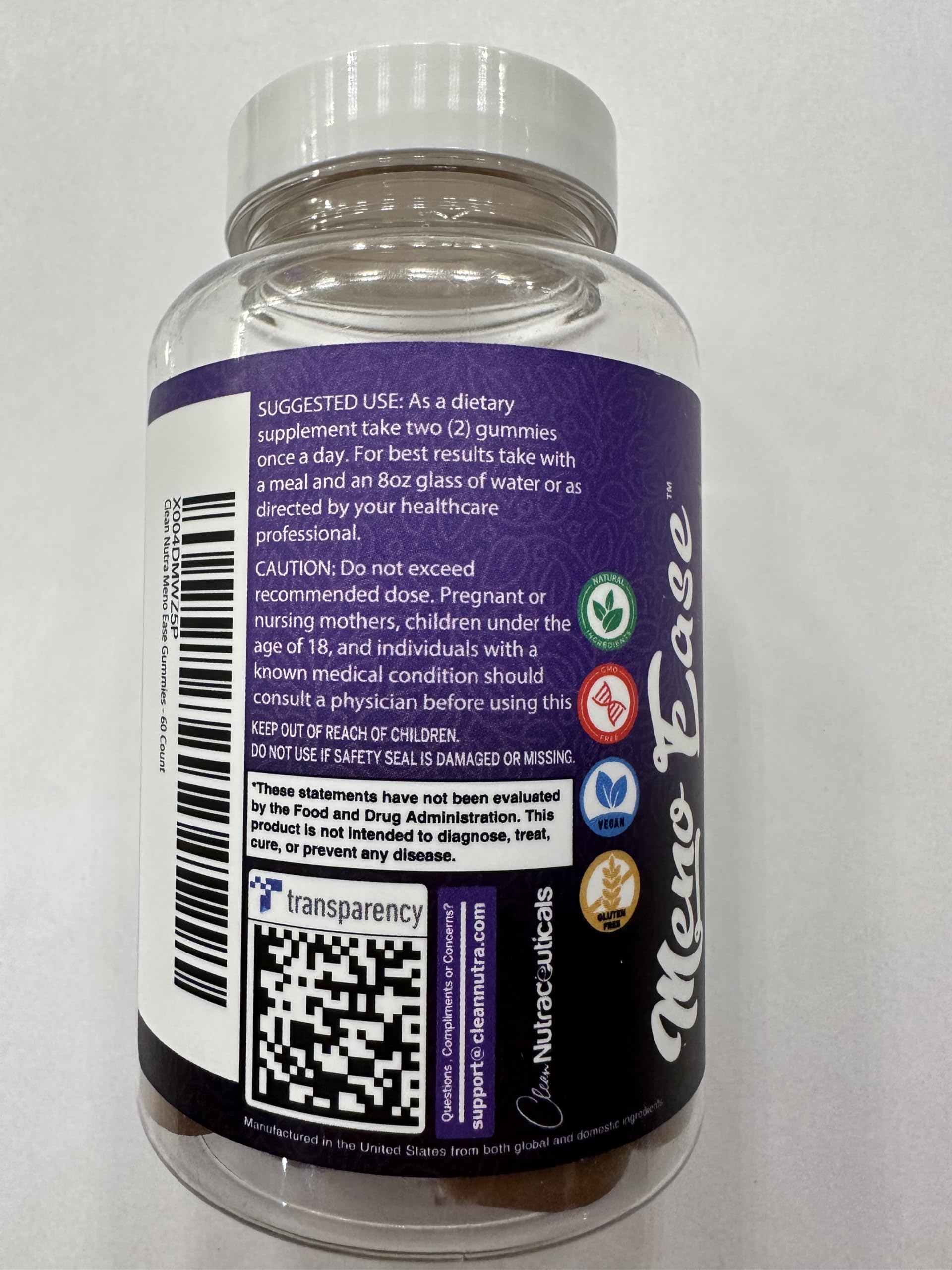 Frasco gominolas Clean Nutraceuticals en mano para uso diario.