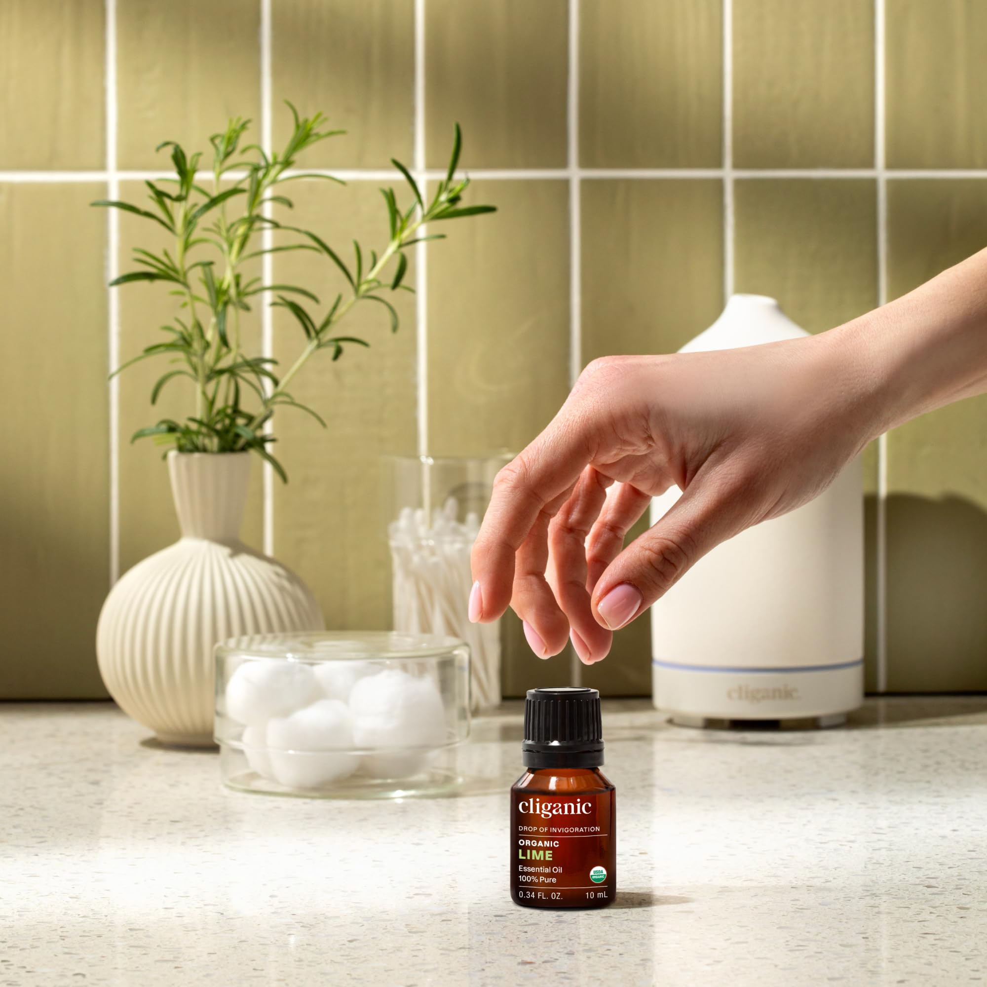 Uso en palma de la mano con Cliganic Lima para hidratación ligera