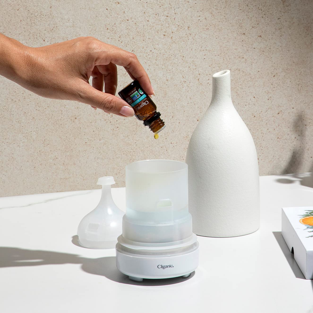 Aroma mentolado de Cliganic en sala para frescura.