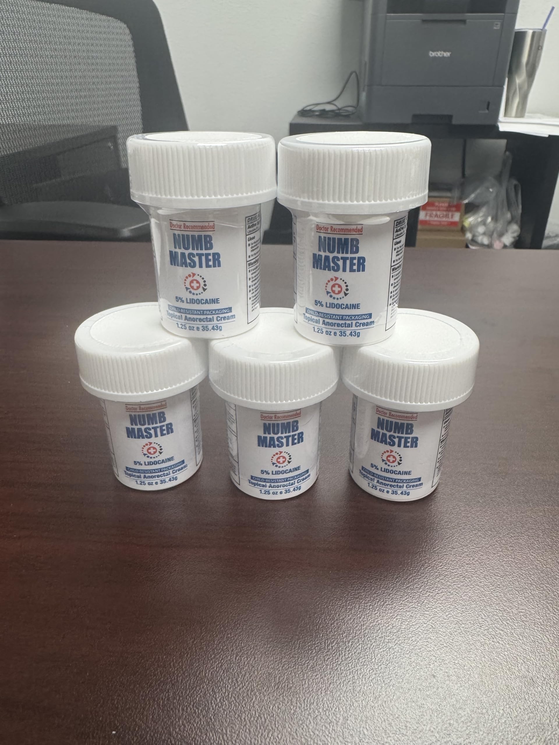 Aplicación de Numb Master en áreas sensibles anorectales.