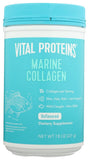 Colágeno marino Vital Proteins, vertido desde la botella para batidos diarios.